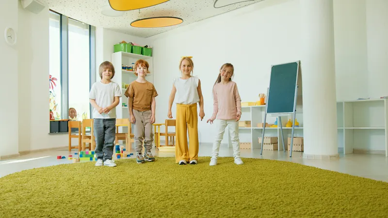 Uśmiechnięte dzieci w sali lekcyjnej